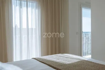 Wohnzimmer; holzboden, tageslicht, moderner stil, hohe decken