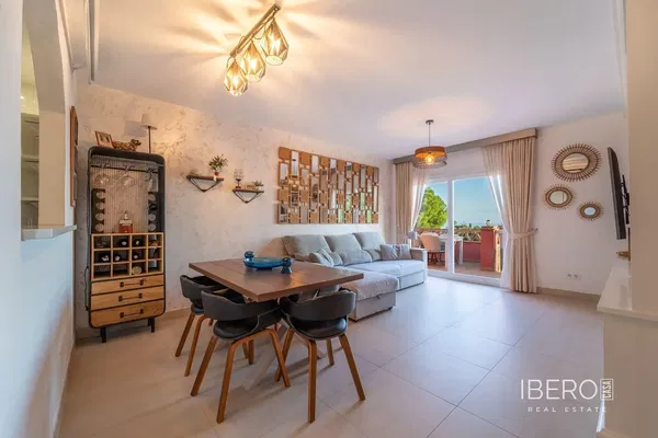 Salón; suelo de madera, luz natural, estilo moderno, techos altos