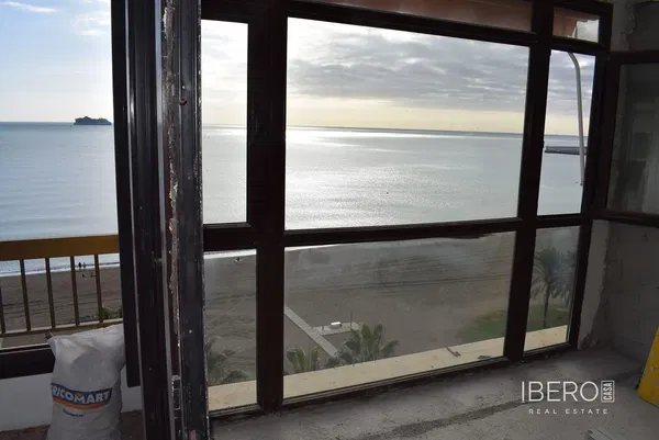 Living room; wood floor, natural light, modern style, high ceiling