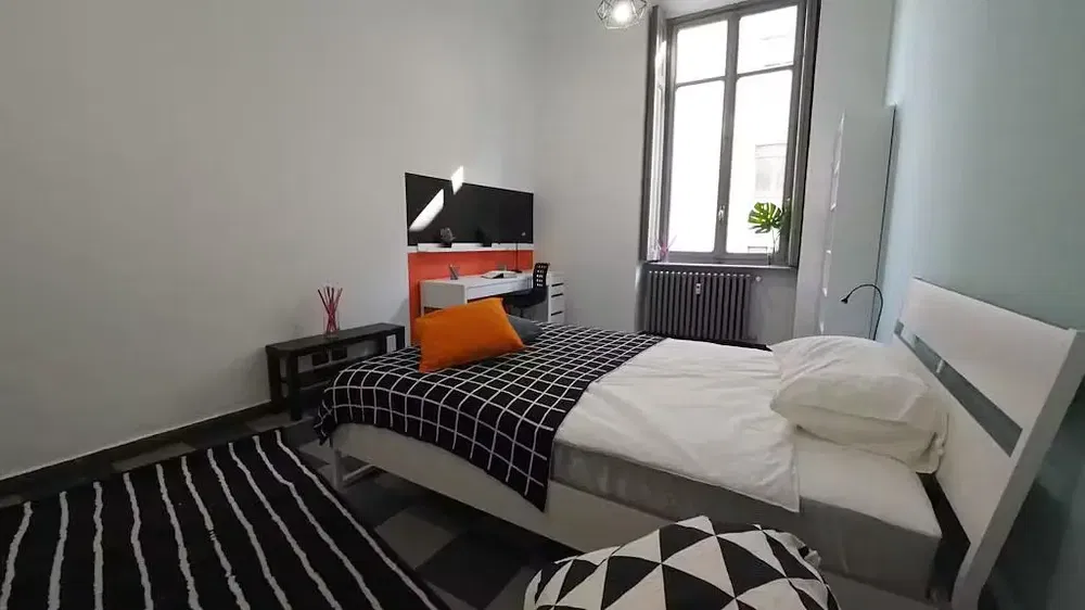 Wohnzimmer; holzboden, tageslicht, moderner stil, hohe decken