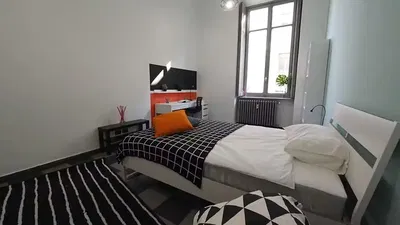 Obývací pokoj; dřevěná podlaha, přirozené světlo, moderní styl, vysoké stropy