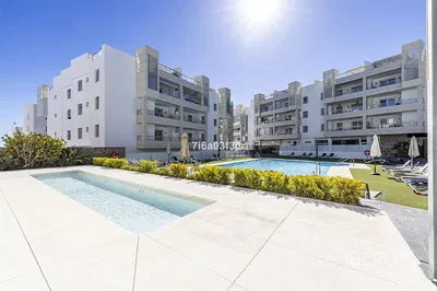 Salón; suelo de madera, luz natural, estilo moderno, techos altos