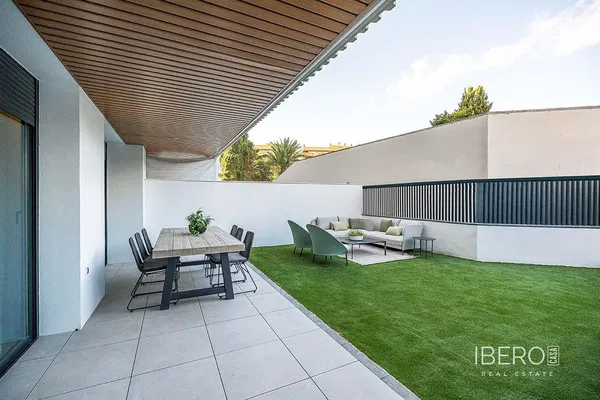 Living room; wood floor, natural light, modern style, high ceiling