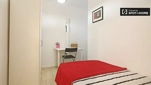 Wohnzimmer; holzboden, tageslicht, moderner stil, hohe decken