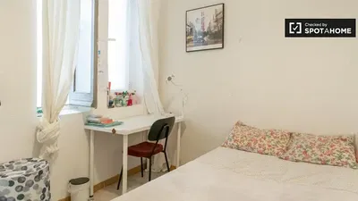 Obývačka; drevená podlaha, prirodzené svetlo, moderný štýl, vysoké stropy