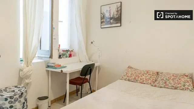 Salon; parquet, lumière naturelle, style moderne, hauteur sous plafond