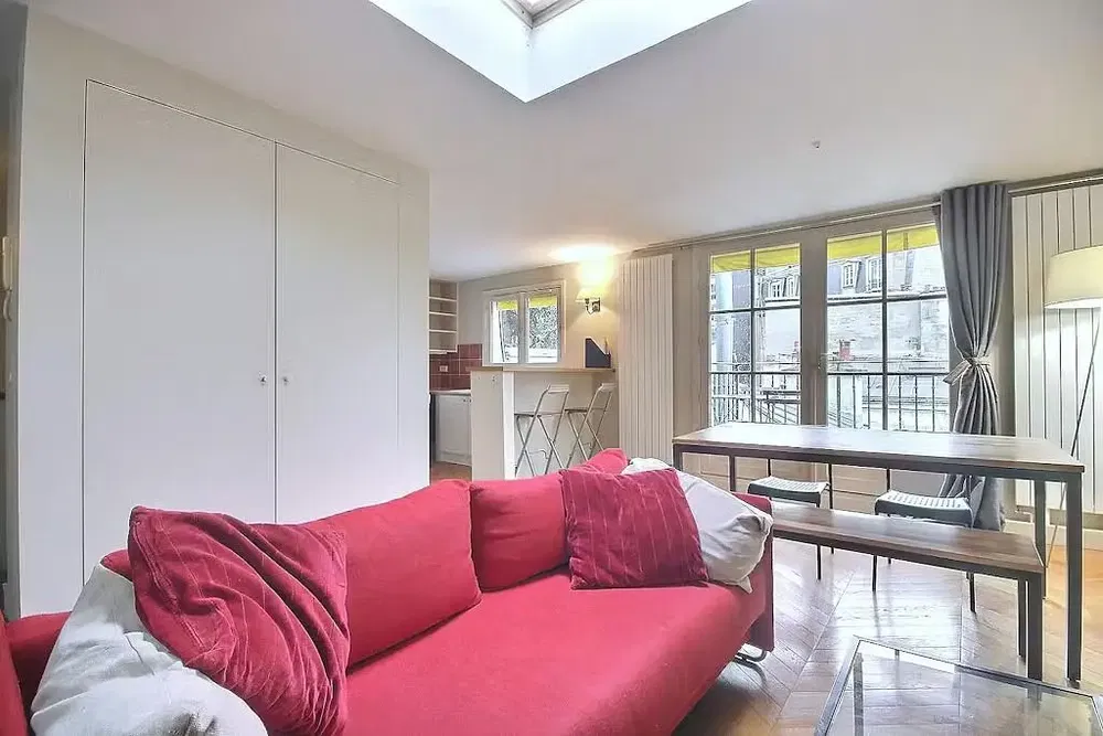 Kuchyně; kuchyňské spotřebiče, dřevěná podlaha, přirozené světlo, moderní styl, po rekonstrukci