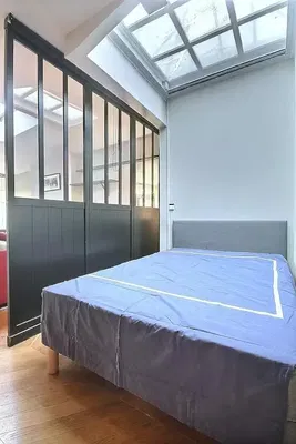 Obývací pokoj; dřevěná podlaha, přirozené světlo, moderní styl, vysoké stropy