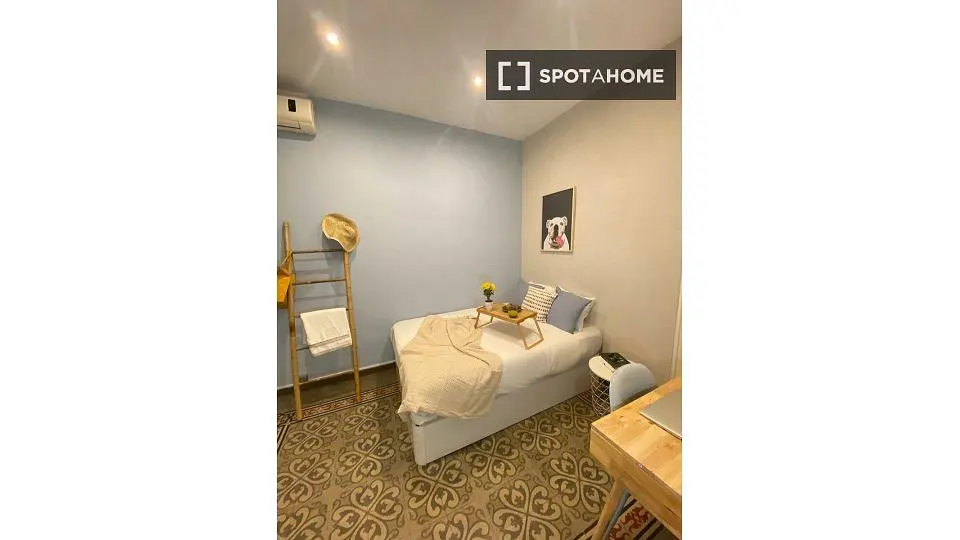 Salon; parquet, lumière naturelle, style moderne, hauteur sous plafond