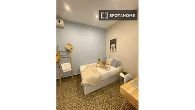 Salon; parquet, lumière naturelle, style moderne, hauteur sous plafond