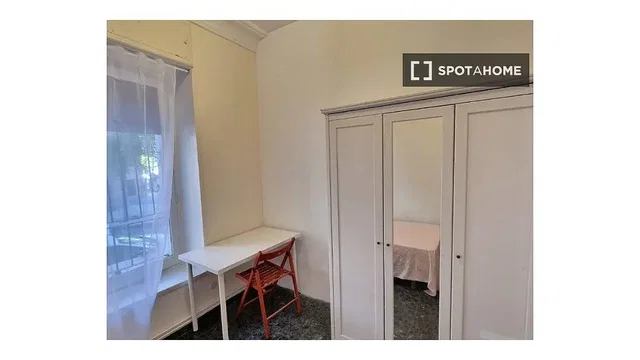 Salón; suelo de madera, luz natural, estilo moderno, techos altos