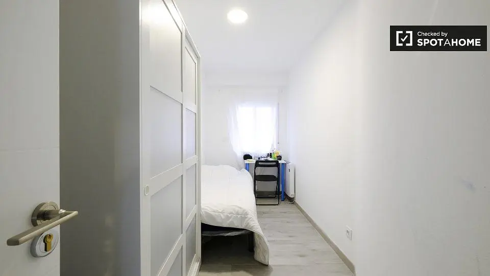 Wohnzimmer; holzboden, tageslicht, moderner stil, hohe decken