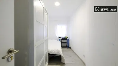 Σαλόνι; ξύλινο πάτωμα, φυσικό φως, μοντέρνο στυλ, ψηλά ταβάνια