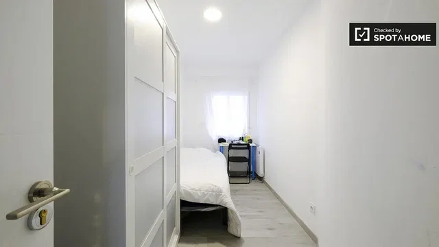 Salón; suelo de madera, luz natural, estilo moderno, techos altos