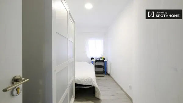 Wohnzimmer; holzboden, tageslicht, moderner stil, hohe decken