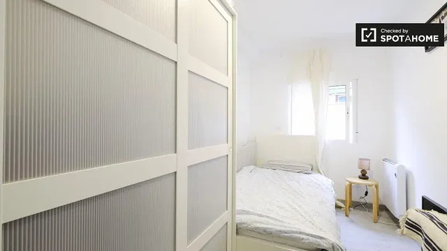 Salón; suelo de madera, luz natural, estilo moderno, techos altos