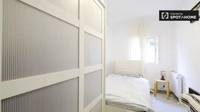 Σαλόνι; ξύλινο πάτωμα, φυσικό φως, μοντέρνο στυλ, ψηλά ταβάνια