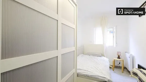 Wohnzimmer; holzboden, tageslicht, moderner stil, hohe decken