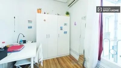 Wohnzimmer; holzboden, tageslicht, moderner stil, hohe decken