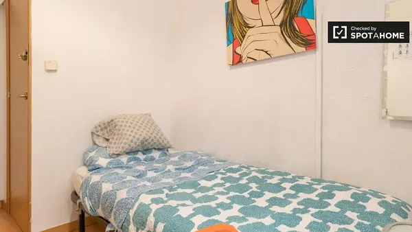 Keuken; keukenapparatuur, houten vloer, natuurlijk licht, moderne stijl, gerenoveerd