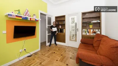 Living room; wood floor, natural light, modern style, high ceiling