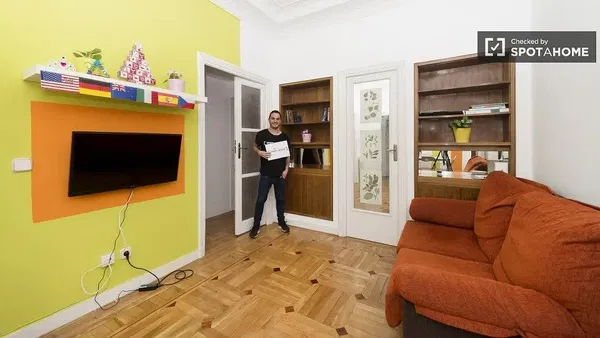 Soggiorno; pavimento in legno, luce naturale, stile moderno, soffitti alti