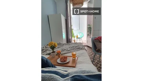 Κουζίνα; συσκευές κουζίνας, ξύλινο πάτωμα, φυσικό φως, μοντέρνο στυλ, ανακαινισμένο