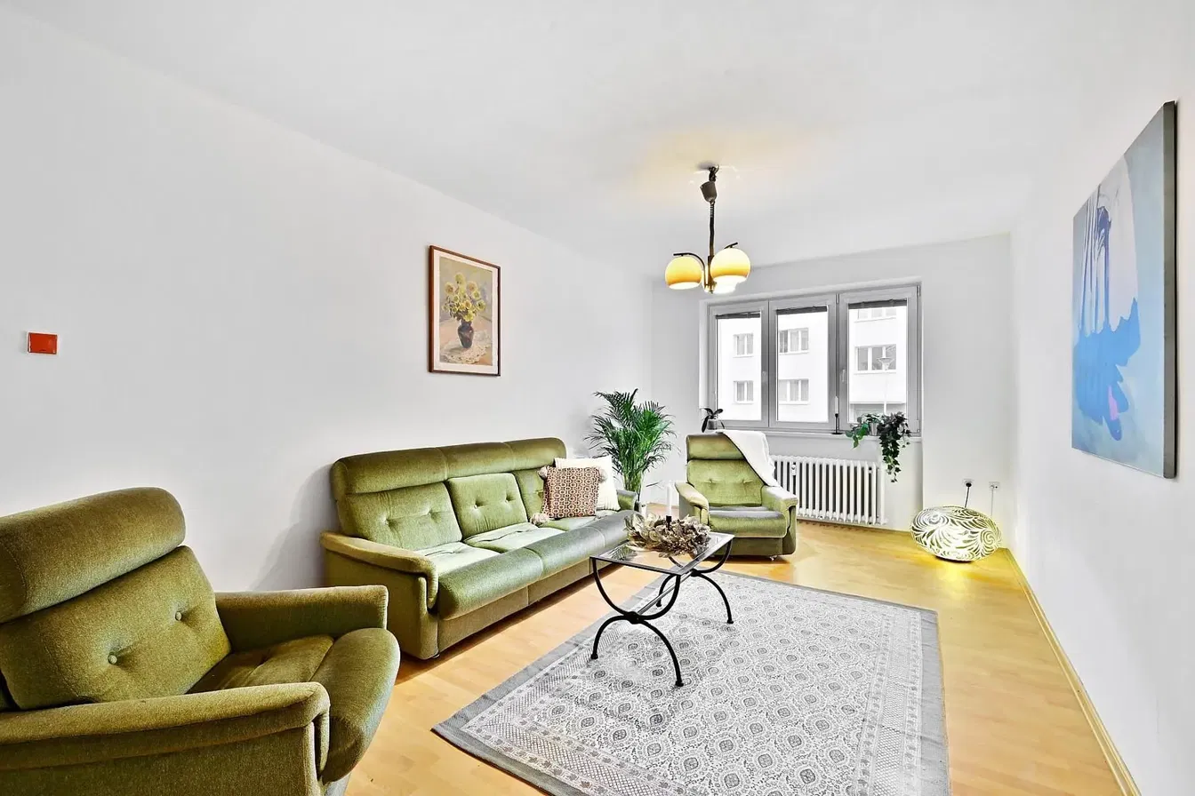 Wohnzimmer; tageslicht, holzboden, moderner stil, hohe decken