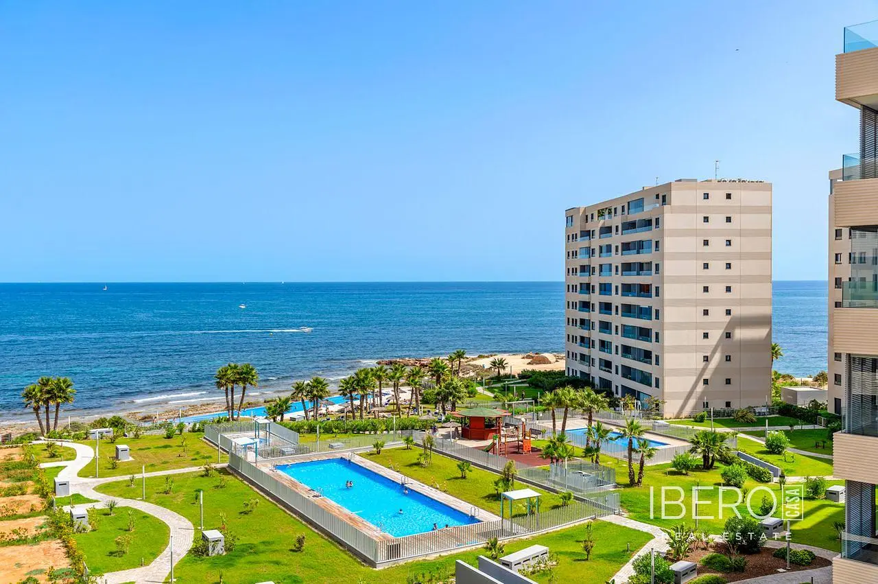 Sala de estar; chão de madeira, luz natural, estilo moderno, teto alto