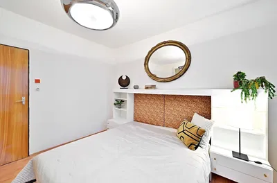 Living room; wood floor, natural light, modern style, high ceiling