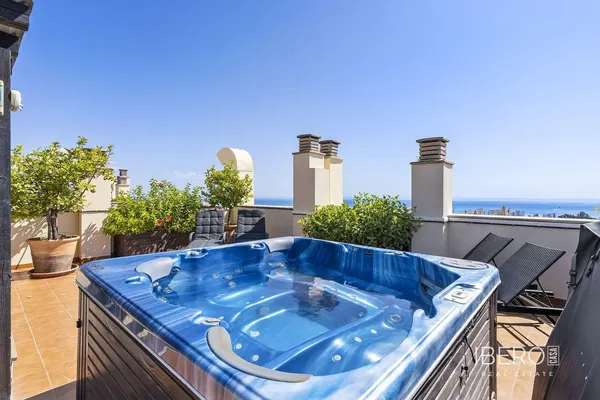 Дневна соба; дрвени под, природно светло, модерни стил, високи плафони