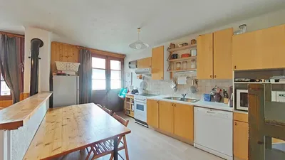 Кухня; кухненски уреди, дървен под, естествена светлина, модерен стил, ремонтиран