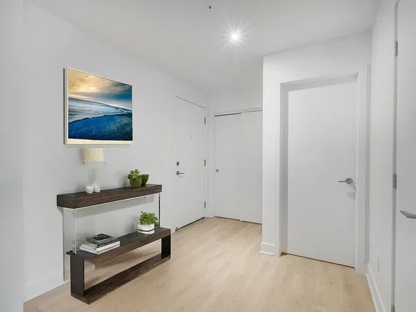 Soggiorno; pavimento in legno, luce naturale, stile moderno, soffitti alti