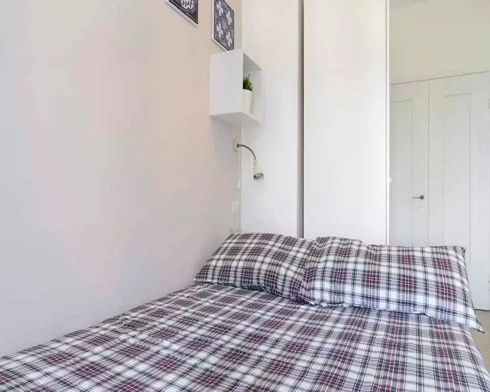 Soggiorno; pavimento in legno, luce naturale, stile moderno, soffitti alti