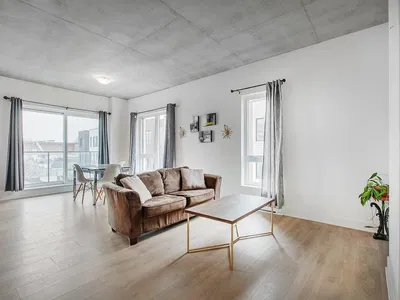 Dnevni boravak; drveni pod, prirodna svjetlost, moderan stil, visoki stropovi