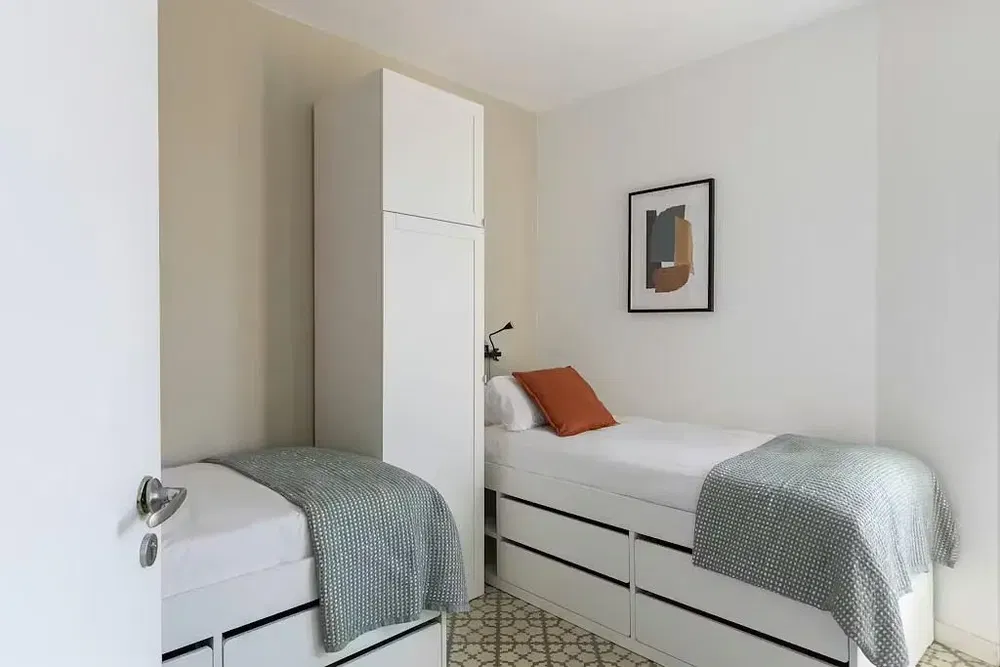 Sala de estar; chão de madeira, luz natural, estilo moderno, teto alto