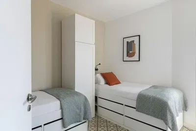 Sala de estar; chão de madeira, luz natural, estilo moderno, teto alto