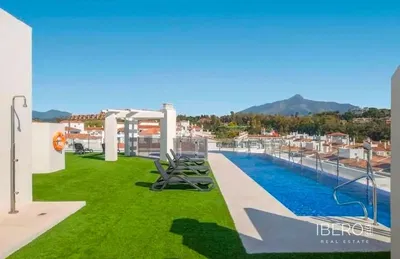 Dnevni boravak; drveni pod, prirodna svjetlost, moderan stil, visoki stropovi