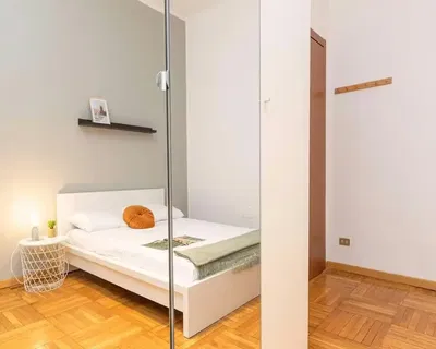 Salon; parquet, lumière naturelle, style moderne, hauteur sous plafond