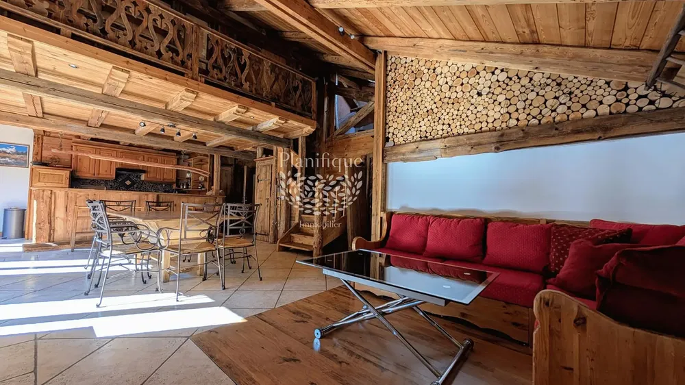 Wohnzimmer; holzboden, tageslicht, moderner stil, hohe decken