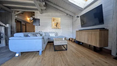 Wohnzimmer; holzboden, tageslicht, moderner stil, hohe decken