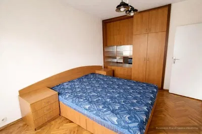 Living room; wood floor, natural light, modern style, high ceiling