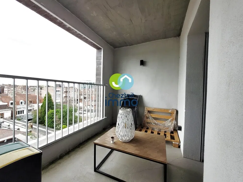 Living room; wood floor, natural light, modern style, high ceiling