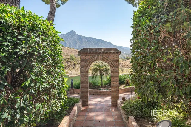 Obývačka; drevená podlaha, prirodzené svetlo, moderný štýl, vysoké stropy