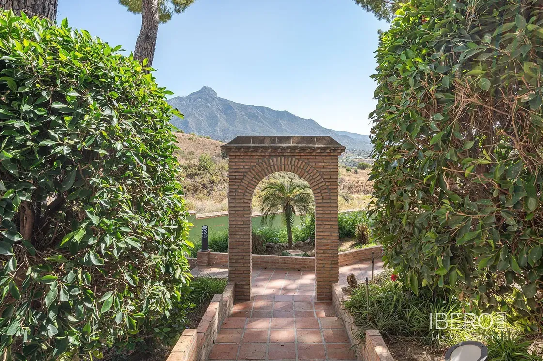 Obývačka; drevená podlaha, prirodzené svetlo, moderný štýl, vysoké stropy