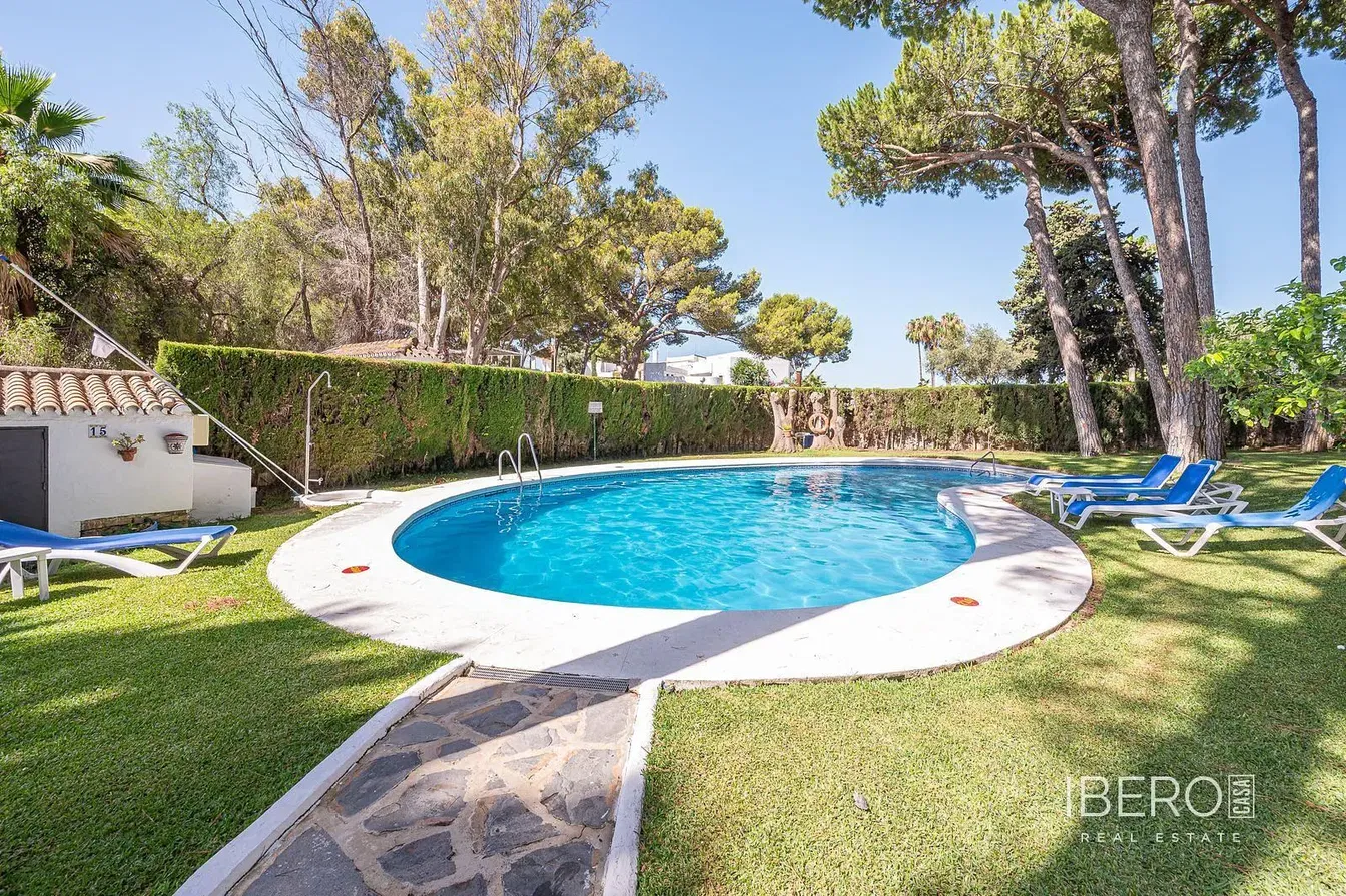 Obývačka; drevená podlaha, prirodzené svetlo, moderný štýl, vysoké stropy