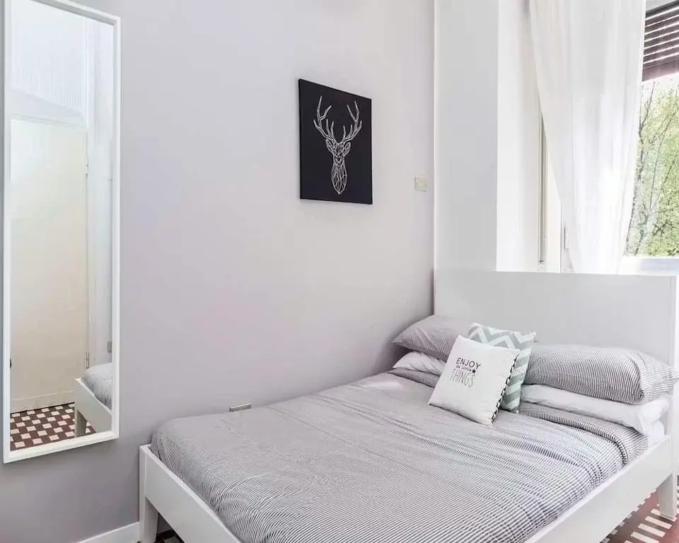 Wohnzimmer; holzboden, tageslicht, moderner stil, hohe decken