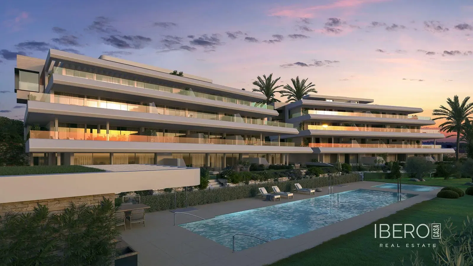 Woonkamer; houten vloer, natuurlijk licht, moderne stijl, hoge plafonds