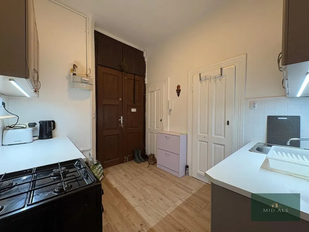 Sala de estar; chão de madeira, luz natural, estilo moderno, teto alto