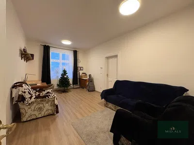 Sala de estar; chão de madeira, luz natural, estilo moderno, teto alto